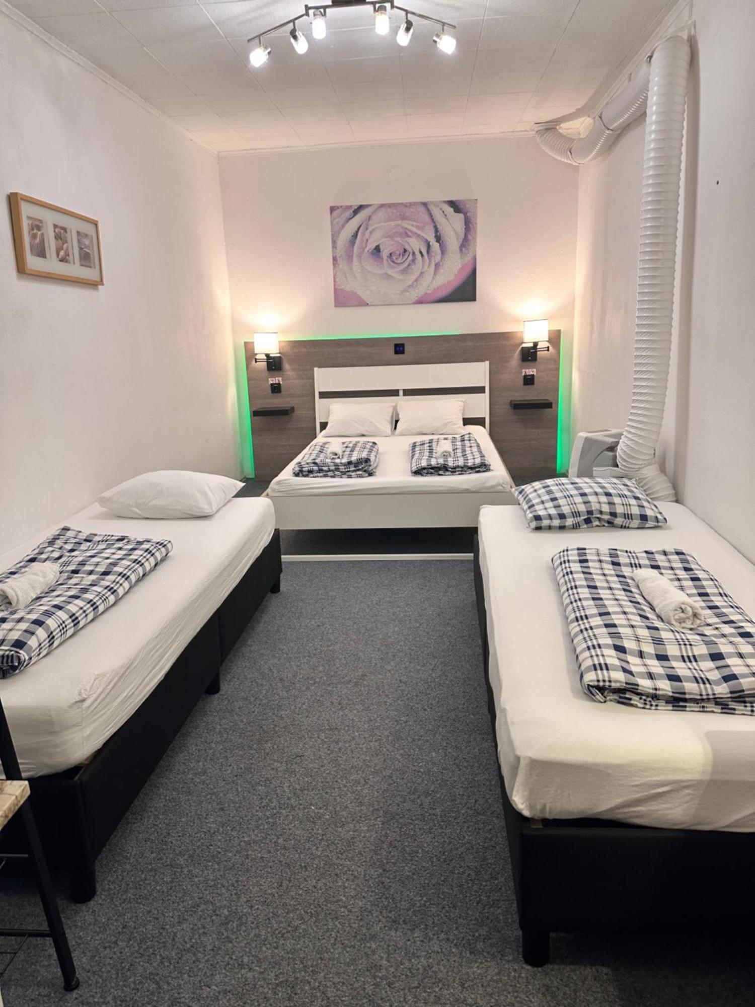 Hostel Lovely Rooms, City Center, Shared Bathroom, Windows To Corridor Villach Habitación foto